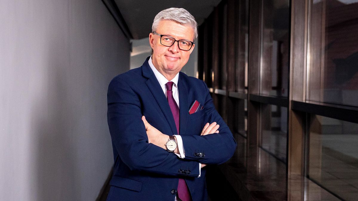 Na pumpě si poručil čaj a croissant a hlásí, že benzín zlevnil: Vicepremiér Havlíček je teď všem pro smích